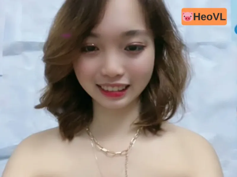 Em học sinh cấp 3 quay cận cảnh cái bím to hồng hào