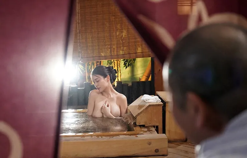 Người yêu của con trai bị bố người chồng nhìn trộm khi đang tắm rồi nắc đến mang thai